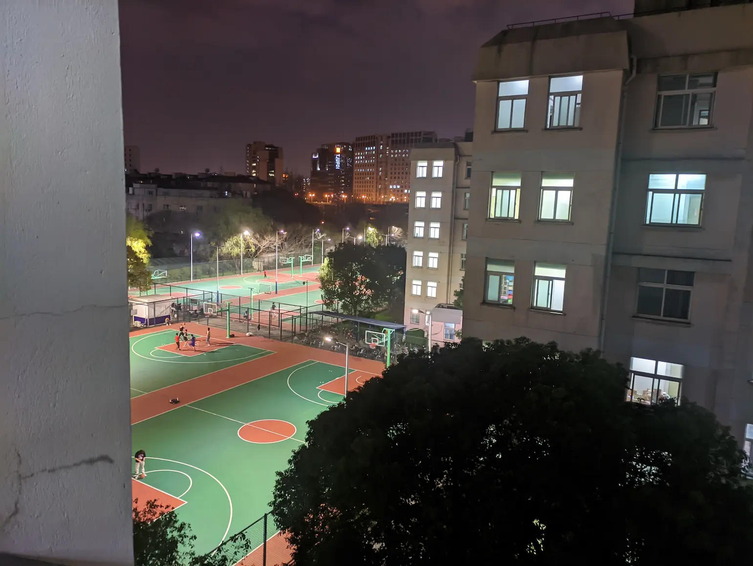 2022 年 3 月 12 日晚，摄于复旦大学宿舍楼