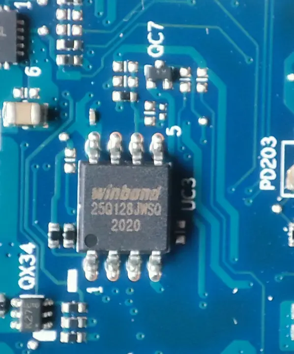 BIOS 芯片（图正中）