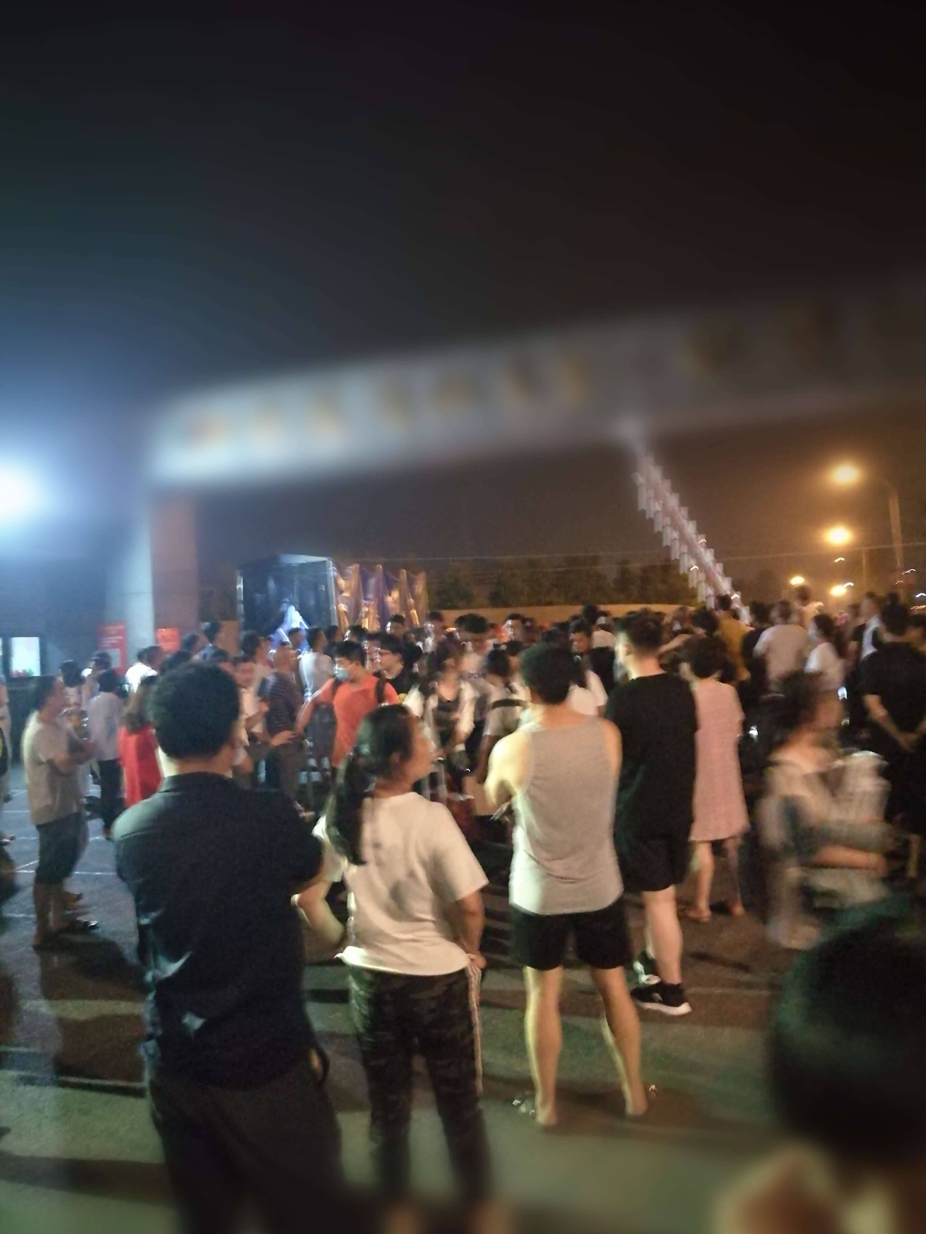 今晚学生收拾学校物品回家时，校门口拥挤的家长